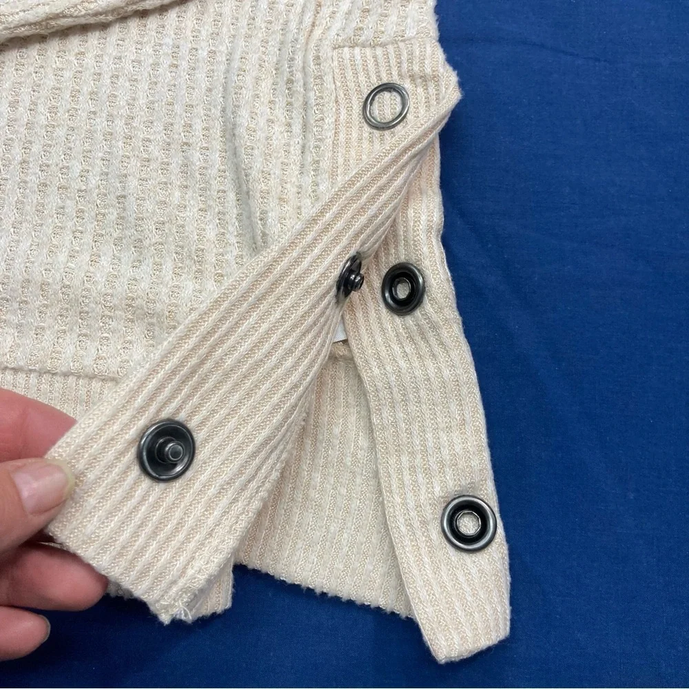 SO Sweater in Cream SZ L Side Snaps Long Sleeve Soft Light Knit EUC - Picture 4 of 8